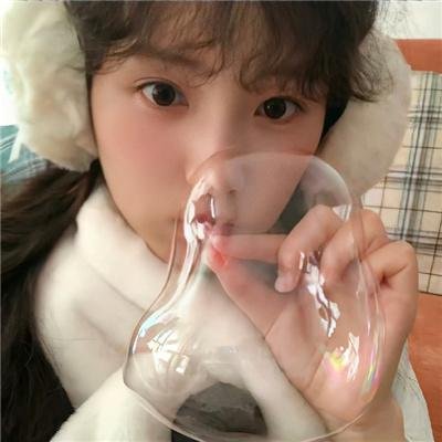 出墙红杏两家春